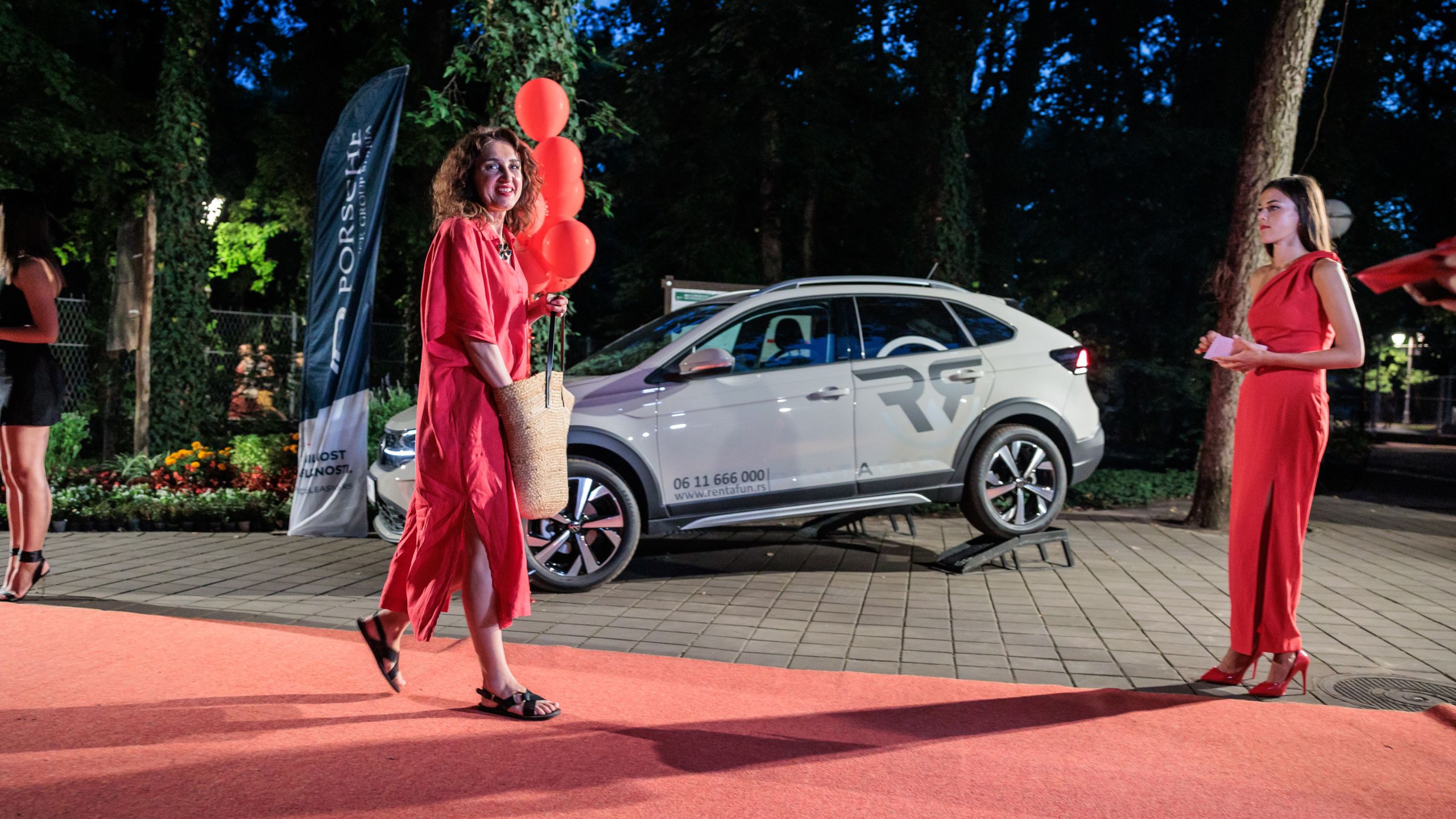 Parkirani automobili na otvorenom